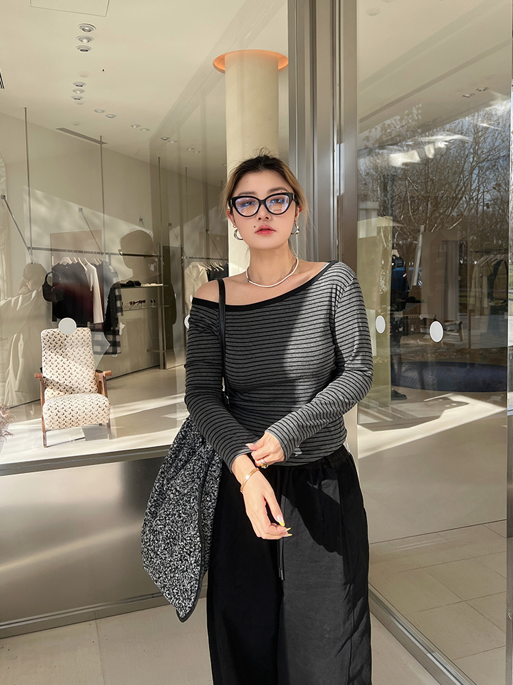 Plus-Size Off-Shoulder Striped Knitted Sweater Top - American Minimalist Slim-Fit Design for Comfortable Y2K Style Plus-Size Off-Shoulder Striped Knitted Sweater Top - American Minimalist Slim-Fit Design for Comfortable Y2K Style