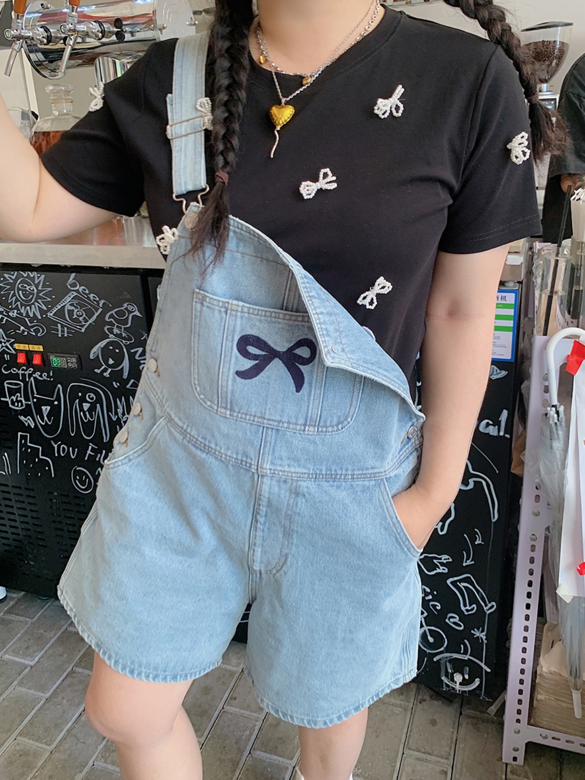 Plus Size Pearl Bow T-Shirt for Women - Handmade Short Sleeve Summer Top, Stylish and Trendy for 2025 Plus Size Pearl Bow T-Shirt for Women - Handmade Short Sleeve Summer Top, Stylish and Trendy for 2025