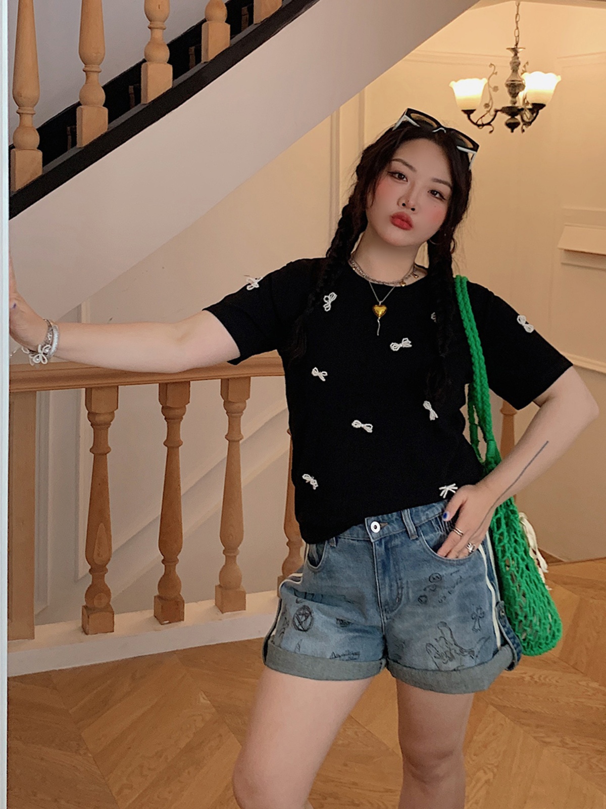 Plus Size Pearl Bow T-Shirt for Women - Handmade Short Sleeve Summer Top, Stylish and Trendy for 2025 Plus Size Pearl Bow T-Shirt for Women - Handmade Short Sleeve Summer Top, Stylish and Trendy for 2025