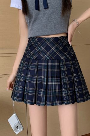 Plus Size Red Plaid Pleated Skirt for Women, Korean Style High-Waisted A-Line Short Skirt, Slimming and Hip-Covering Fashion Piece
