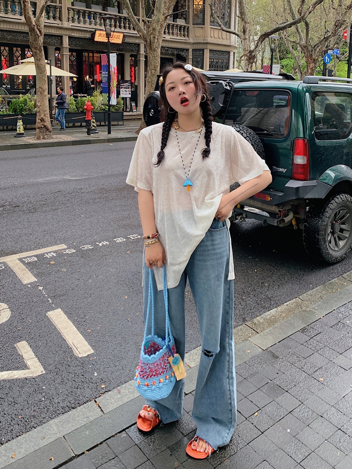 Plus Size Slit Diamond T-Shirt for Women - Short Sleeve White Top, 2025 Spring/Summer Fashion for Curvy Figures, Trendy Style Plus Size Slit Diamond T-Shirt for Women - Short Sleeve White Top, 2025 Spring/Summer Fashion for Curvy Figures, Trendy Style