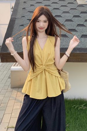 Plus Size Twisted V-Neck Tank Top for Women, Summer French Style, Slimming Sleeveless Design for Curvy Figures, Ideal for Casual Wear