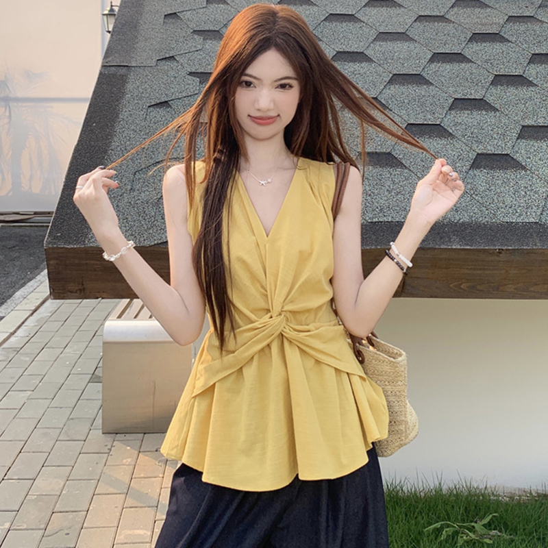 Plus Size Twisted V-Neck Tank Top for Women, Summer French Style, Slimming Sleeveless Design for Curvy Figures, Ideal for Casual Wear Plus Size Twisted V-Neck Tank Top for Women, Summer French Style, Slimming Sleeveless Design for Curvy Figures, Ideal for Casual Wear