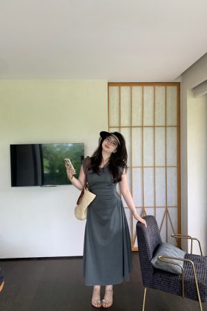 Plus-Size Waist-Cinching Minimalist Dress - Slimming Short Sleeve Mid-Length for Effortless Style