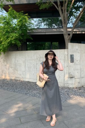 Plus-Size Waist-Cinching Minimalist Dress - Slimming Short Sleeve Mid-Length for Effortless Style