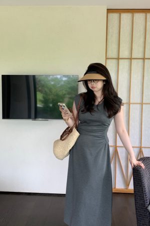 Plus-Size Waist-Cinching Minimalist Dress - Slimming Short Sleeve Mid-Length for Effortless Style