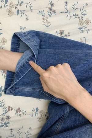 Plus-Size Wide-Leg Jeans for Pear-Shaped Figures - Flattering Loose-Fitting Pants for Curvy Hips - 2025 Fashion Essential