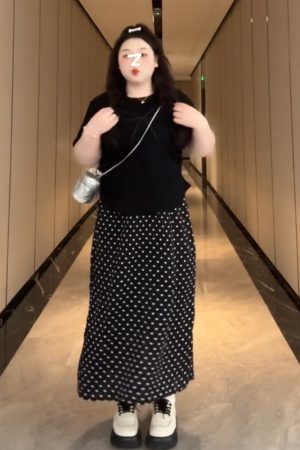 Plus-Size Women's French Bow Design Short Sleeve T-Shirt â€“ Flattering Summer Top for Curvy Figures, Versatile Style