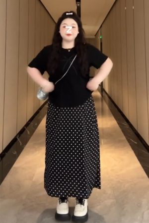 Plus-Size Women's French Bow Design Short Sleeve T-Shirt â€“ Flattering Summer Top for Curvy Figures, Versatile Style