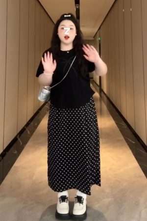 Plus-Size Women's French Bow Design Short Sleeve T-Shirt â€“ Flattering Summer Top for Curvy Figures, Versatile Style