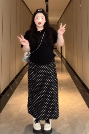 Plus-Size Women's French Bow Design Short Sleeve T-Shirt â€“ Flattering Summer Top for Curvy Figures, Versatile Style