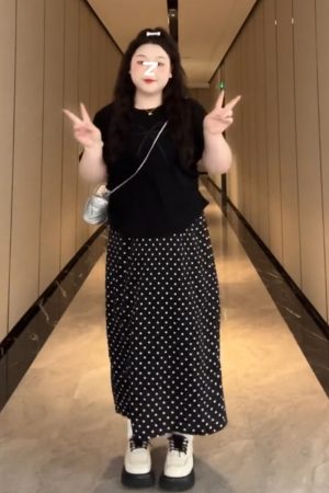 Plus-Size Women's French Bow Design Short Sleeve T-Shirt â€“ Flattering Summer Top for Curvy Figures, Versatile Style