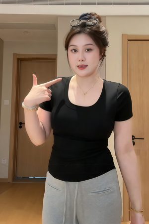 Plus-Size Women's French-Style U-Neck Short Sleeve T-Shirt, Summer Slim-Fit Top for Curvy Women, Casual Chic Fashion