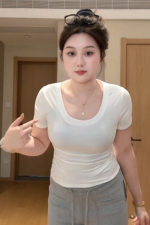 Plus-Size Women's French-Style U-Neck Short Sleeve T-Shirt, Summer Slim-Fit Top for Curvy Women, Casual Chic Fashion