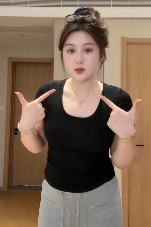 Plus-Size Women's French-Style U-Neck Short Sleeve T-Shirt, Summer Slim-Fit Top for Curvy Women, Casual Chic Fashion