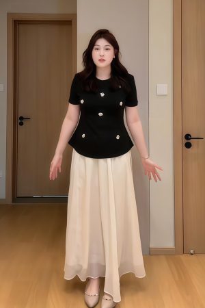 Plus-Size Women's Sequin Floral Short Sleeve Top - Summer Style for Curvy Figures, Perfect with a Slimming Skirt Set