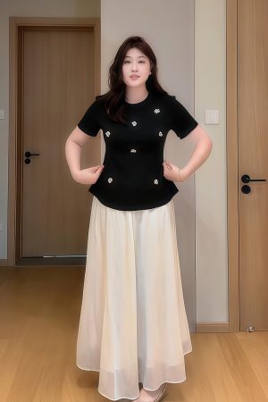 Plus-Size Women's Sequin Floral Short Sleeve Top - Summer Style for Curvy Figures, Perfect with a Slimming Skirt Set