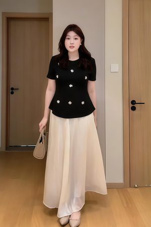 Plus-Size Women's Sequin Floral Short Sleeve Top - Summer Style for Curvy Figures, Perfect with a Slimming Skirt Set