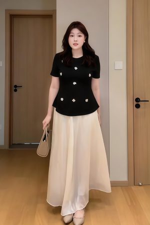 Plus-Size Women's Sequin Floral Short Sleeve Top - Summer Style for Curvy Figures, Perfect with a Slimming Skirt Set