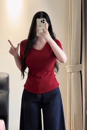 Plus-Size Women's U-Neck Curved Hem Short Sleeve T-Shirt - Summer Pleated Waist Design for a Slimming Effect - Flattering Fit for Curvy Figures