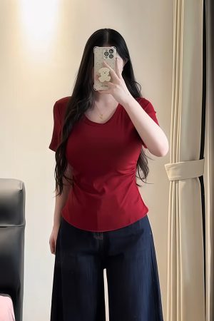 Plus-Size Women's U-Neck Curved Hem Short Sleeve T-Shirt - Summer Pleated Waist Design for a Slimming Effect - Flattering Fit for Curvy Figures