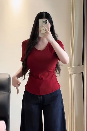 Plus-Size Women's U-Neck Curved Hem Short Sleeve T-Shirt - Summer Pleated Waist Design for a Slimming Effect - Flattering Fit for Curvy Figures