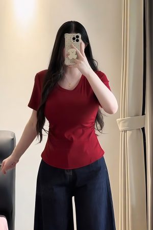 Plus-Size Women's U-Neck Curved Hem Short Sleeve T-Shirt - Summer Pleated Waist Design for a Slimming Effect - Flattering Fit for Curvy Figures