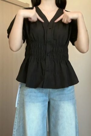 Plus-Size Women's V-Neck Waist-Cinching Pleated Short Sleeve Top - Flattering Summer Shirt for Curvy Figures, Stylish and Youthful Design