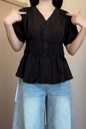 Plus-Size Women's V-Neck Waist-Cinching Pleated Short Sleeve Top - Flattering Summer Shirt for Curvy Figures, Stylish and Youthful Design