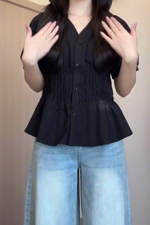 Plus-Size Women's V-Neck Waist-Cinching Pleated Short Sleeve Top - Flattering Summer Shirt for Curvy Figures, Stylish and Youthful Design