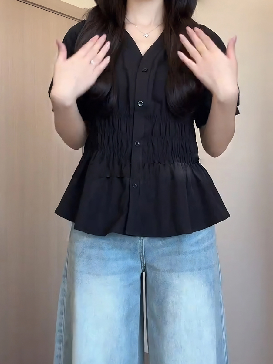 Plus-Size Women's V-Neck Waist-Cinching Pleated Short Sleeve Top - Flattering Summer Shirt for Curvy Figures, Stylish and Youthful Design Plus-Size Women's V-Neck Waist-Cinching Pleated Short Sleeve Top - Flattering Summer Shirt for Curvy Figures, Stylish and Youthful Design