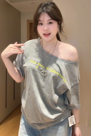 Plus-Size Women's Vintage Off-Shoulder Short Sleeve T-Shirt, Loose-Fitting Summer Top for Curvy Figures, Chic and Slimming Style