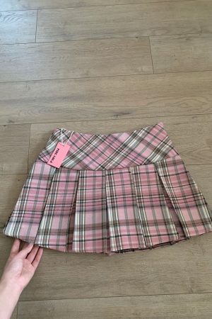 Plus Size Yellow Checkered Pleated Skirt for Women, High-Waisted A-Line Design, Summer College Style, Short Skirt for Petite Fashion