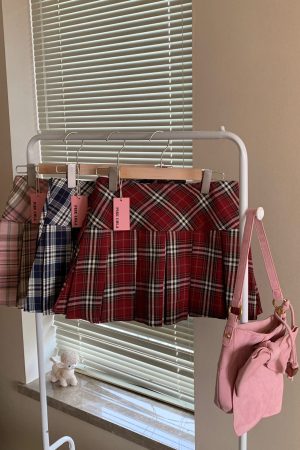 Plus Size Yellow Checkered Pleated Skirt for Women, High-Waisted A-Line Design, Summer College Style, Short Skirt for Petite Fashion