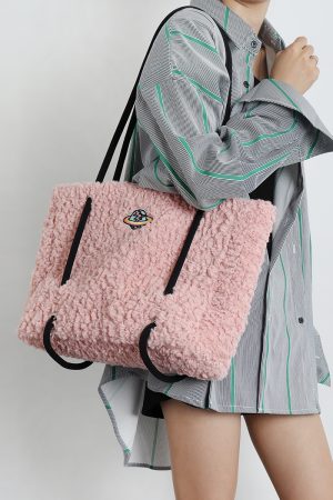 Plush Tote Bag for Women - 2023 Autumn Winter Minimalist Niche Design, Large Capacity High-End Feel Handbag