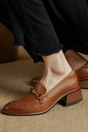 Pointed Toe Small Leather Shoes for Women with Retro Metal Buckle - Italian Style Footwear for Spring and Autumn 2025