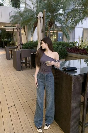 Pure Desire Off-Shoulder Slim Fit T-Shirt - Short Sleeve Top in 90s Style for Effortless Chic Looks