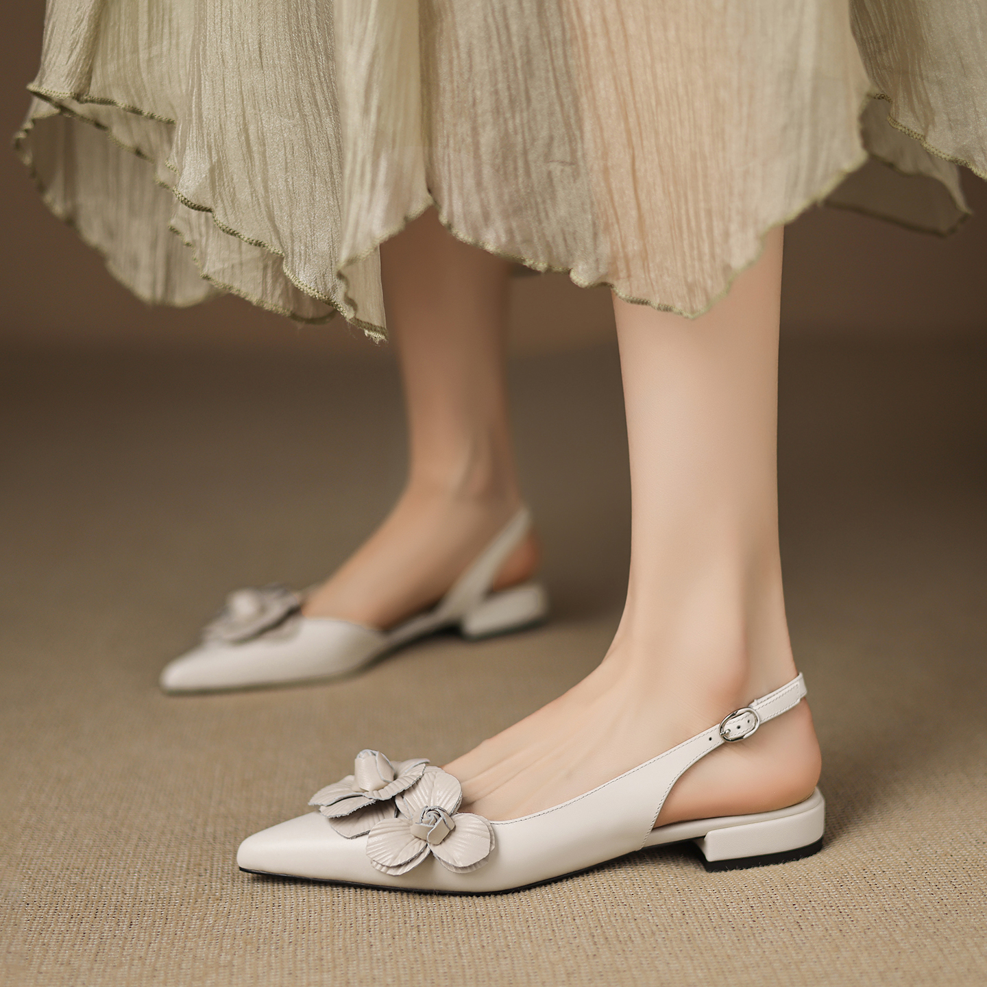 Purple Rose Genuine Leather Pointed Flower Sandals for Women, Summer Low-Heeled Closed-Toe Footwear, Versatile Floral Design Purple Rose Genuine Leather Pointed Flower Sandals for Women, Summer Low-Heeled Closed-Toe Footwear, Versatile Floral Design