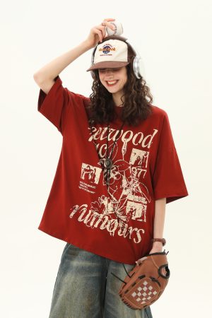Red Short-Sleeve T-Shirt for Women with Retro Letter Print, Loose Fit College Style, Casual 90s Inspired Top