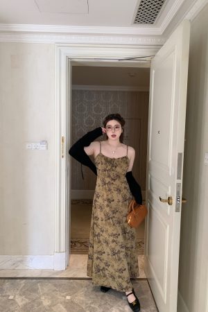 Red Tea Rose French Vintage Ink Wash Printed Slimming Long Dress - Slightly Chubby Fit, Perfect for 90s and Y2K Inspired Looks