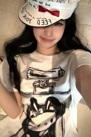 Relaxed Cat Sauce White Oversized Short Sleeve T-Shirt for Women - Casual and Comfy Graphic Tee