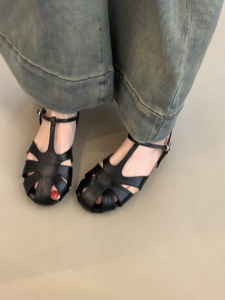 Retro Artistic Hollow-Out Buckle Sandals for Women - Sheepskin Woven Flat Roman Shoes, Casual Pig Cage Style Retro Artistic Hollow-Out Buckle Sandals for Women - Sheepskin Woven Flat Roman Shoes, Casual Pig Cage Style