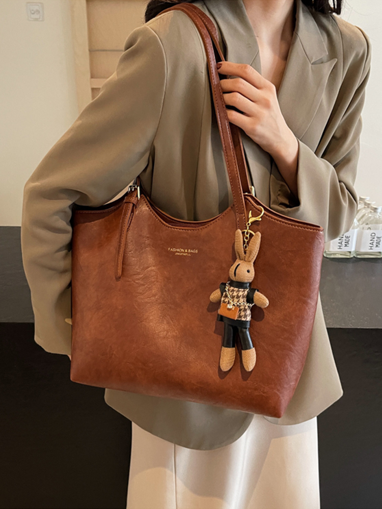 Retro Casual Shoulder Bag for Women - Large Capacity Tote, Versatile Spring 2025 Design, Perfect for Commuting and Everyday Use Retro Casual Shoulder Bag for Women - Large Capacity Tote, Versatile Spring 2025 Design, Perfect for Commuting and Everyday Use