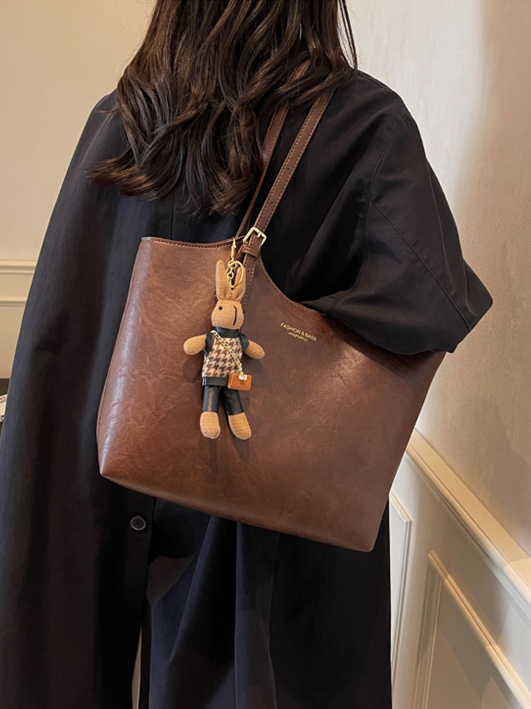 Retro Casual Shoulder Bag for Women - Large Capacity Tote, Versatile Spring 2025 Design, Perfect for Commuting and Everyday Use Retro Casual Shoulder Bag for Women - Large Capacity Tote, Versatile Spring 2025 Design, Perfect for Commuting and Everyday Use