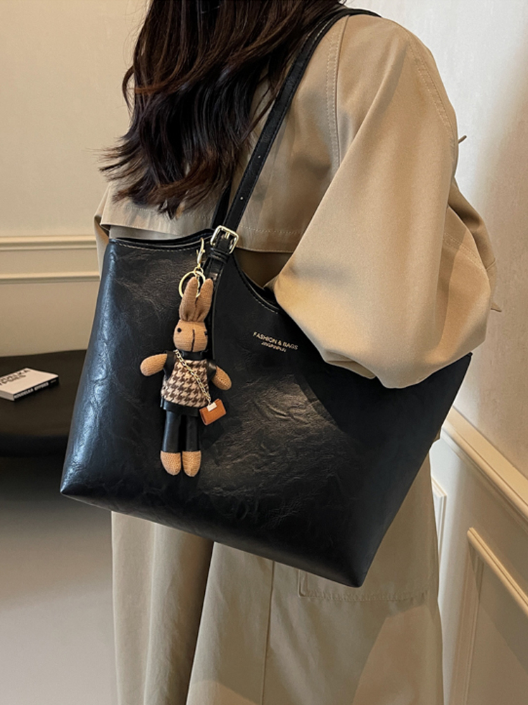 Retro Casual Shoulder Bag for Women - Large Capacity Tote, Versatile Spring 2025 Design, Perfect for Commuting and Everyday Use Retro Casual Shoulder Bag for Women - Large Capacity Tote, Versatile Spring 2025 Design, Perfect for Commuting and Everyday Use