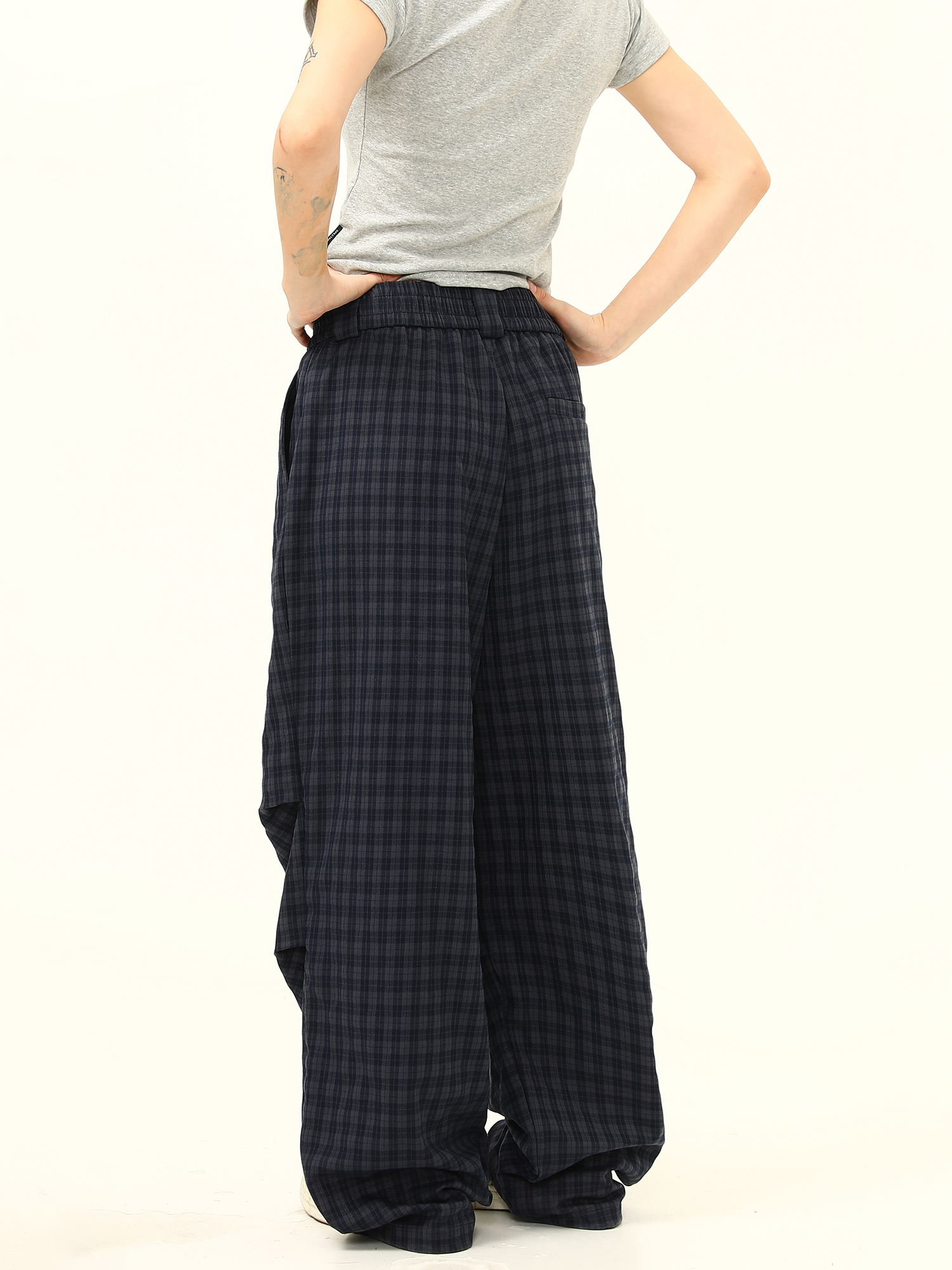 Retro Checkered Pleated Loose Drape Pants for Women - Stylish Casual Trousers, 90s Inspired Fashion Retro Checkered Pleated Loose Drape Pants for Women - Stylish Casual Trousers, 90s Inspired Fashion