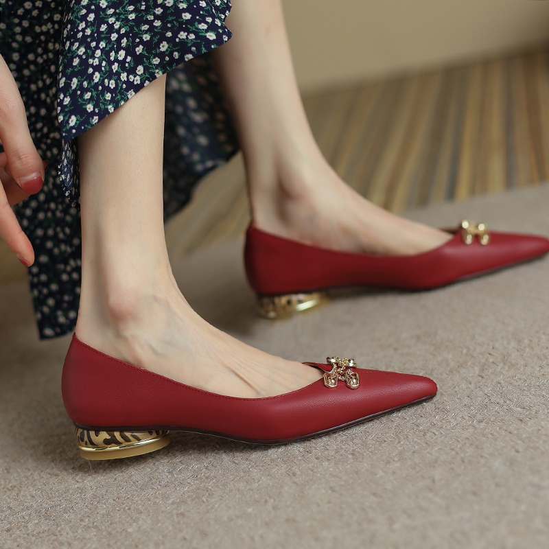 Retro Chunky Heel Pointed Toe Flats with Metal Chain Detail for Women – Italian Style Footwear Retro Chunky Heel Pointed Toe Flats with Metal Chain Detail for Women – Italian Style Footwear