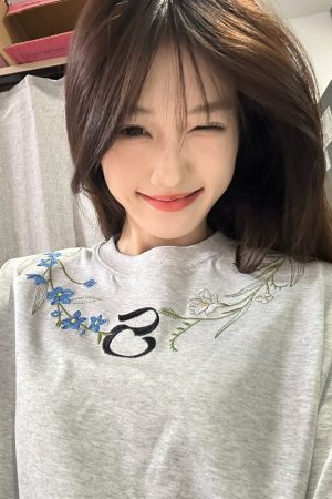 Retro Embroidered Floral Gray Short Sleeve T-Shirt for Women - Summer 2025 High-End Design, Trendy Y2K Style