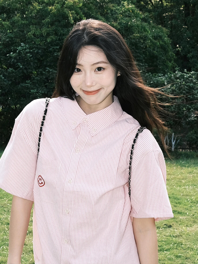 Retro Hong Kong Style Pink Striped Short Sleeve Shirt for Women - Casual Loose Fit Smiley Face Jacket Top for Summer Retro Hong Kong Style Pink Striped Short Sleeve Shirt for Women - Casual Loose Fit Smiley Face Jacket Top for Summer