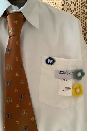 Retro Hong Kong Style Short Sleeve Shirt with Brooch Flower - Trendy Loose Fit Couple Top for Versatile Dopamine Fashion